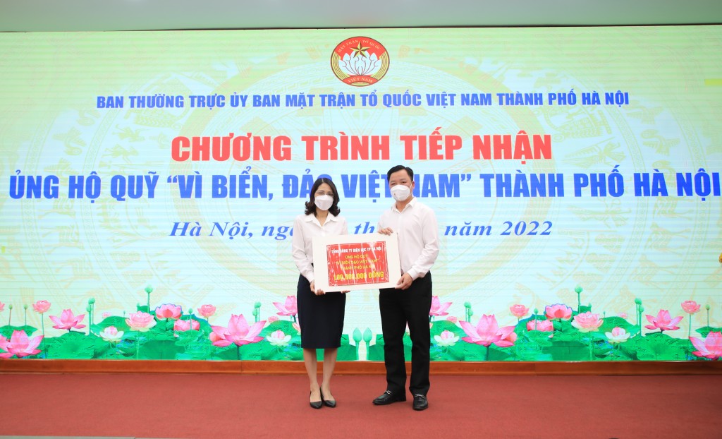 Tiếp nhận 110 triệu đồng ủng hộ Quỹ Vì biển, đảo Việt Nam